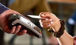 随着特朗普和哈里斯呼吁结束小费税，一场更广泛的最低工资之战升温