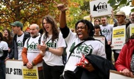 随着越来越多的工人走上警戒线，劳工运动正在经历一个时刻