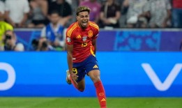 甜蜜16强：在欧洲杯决赛中，西班牙2-1击败法国，拉明·亚马尔创造了历史