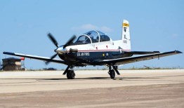T-6教练机在圣安东尼奥联合基地紧急降落