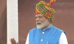 莫迪总理戴着彩色leheriya印花头巾参加第78届独立日庆祝活动