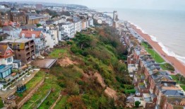 恐怖的航拍照片显示，英国海滨小镇发生巨大山体滑坡，居民被疏散