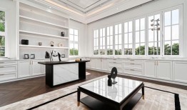 灵感来自于玻璃房子的概念，这个起居区提供了景观花园的全景。图片来源：IDW Design & Build