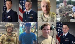 家人和朋友哀悼在日本鱼鹰坠机事件中遇难的8名飞行员