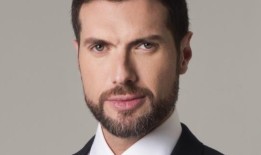 观看：毛里西奥Martínez和凯莉·卡帕尔蒂演唱《新音乐剧费加罗》