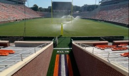 看看克莱姆森的新老虎步行更衣室由伯明翰的Brasfield & Gorrie建造