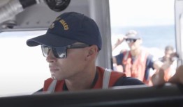 海岸警卫队队员是风暴中平静的声音