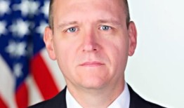 范妮·威利斯承认与特朗普检察官内森·韦德有关系