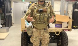 家人和朋友哀悼在日本鱼鹰坠机事件中遇难的8名飞行员