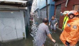 韩国南部900多人被疏散，暴雨淹没了房屋和道路