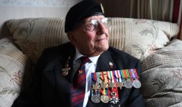 帮助解放卑尔根-贝尔森的诺曼底登陆老兵去世，享年104岁