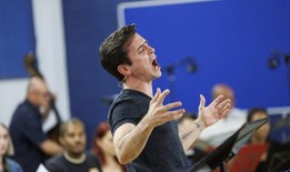 视频：看看由马特·多伊尔主演的音乐剧《辛纳屈》的片段