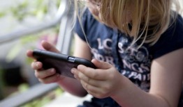 禁止使用手机提高了儿童的社会福利