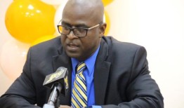 据报道，BVIHSA主席在危机会议上微笑，居民愤怒