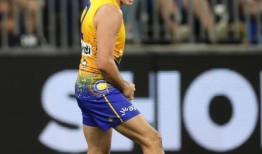 西海岸球队Waalitj Marawar的教练亚当·辛普森说老鹰队的球迷们正在享受哈利·里德的“新玩具”