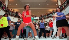 理查德·西蒙斯不支持波利·肖尔主演的传记电影：“我只想过平静的生活”