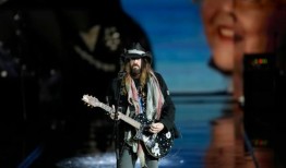 乡村音乐明星儿子在特朗普丑闻后对父亲说：“你不健康”