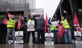 火车司机在与16家铁路公司发生争执后接受了工资协议，结束了罢工行动