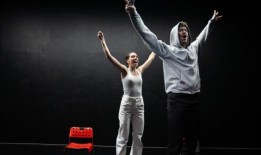 以下是如何在百老汇外买到10美元的《入侵物种》门票