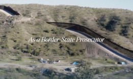 卡玛拉·哈里斯在竞选广告中炫耀她讨厌的特朗普边境墙